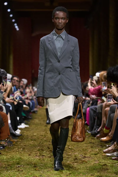 Look 16